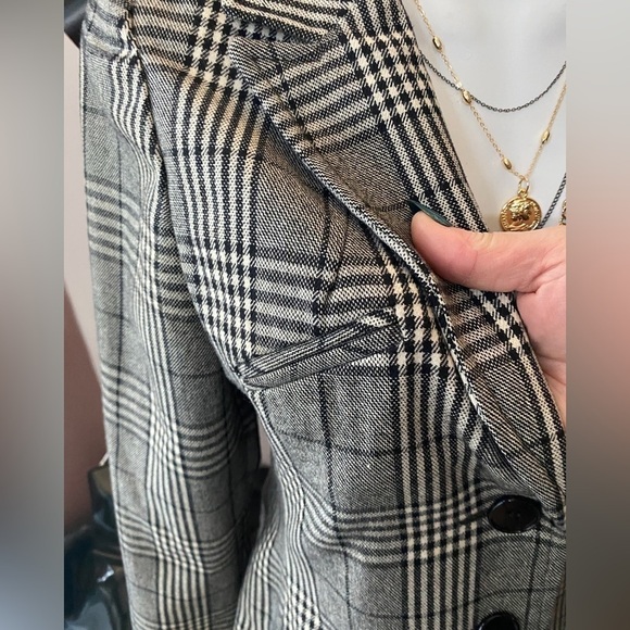 Elegant Women's Gray Checkered Blazer - Picture 6 of 15